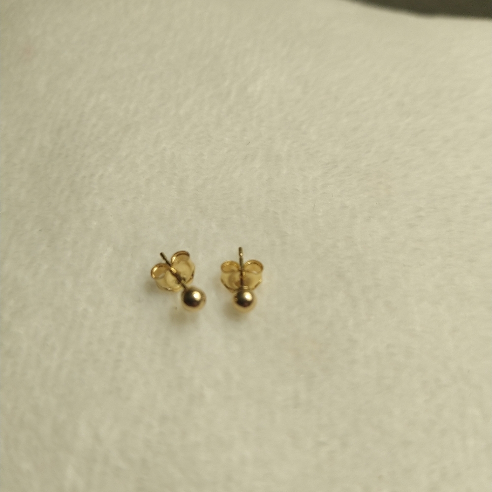 14K Gold stud earrings - Picture 2 of 3